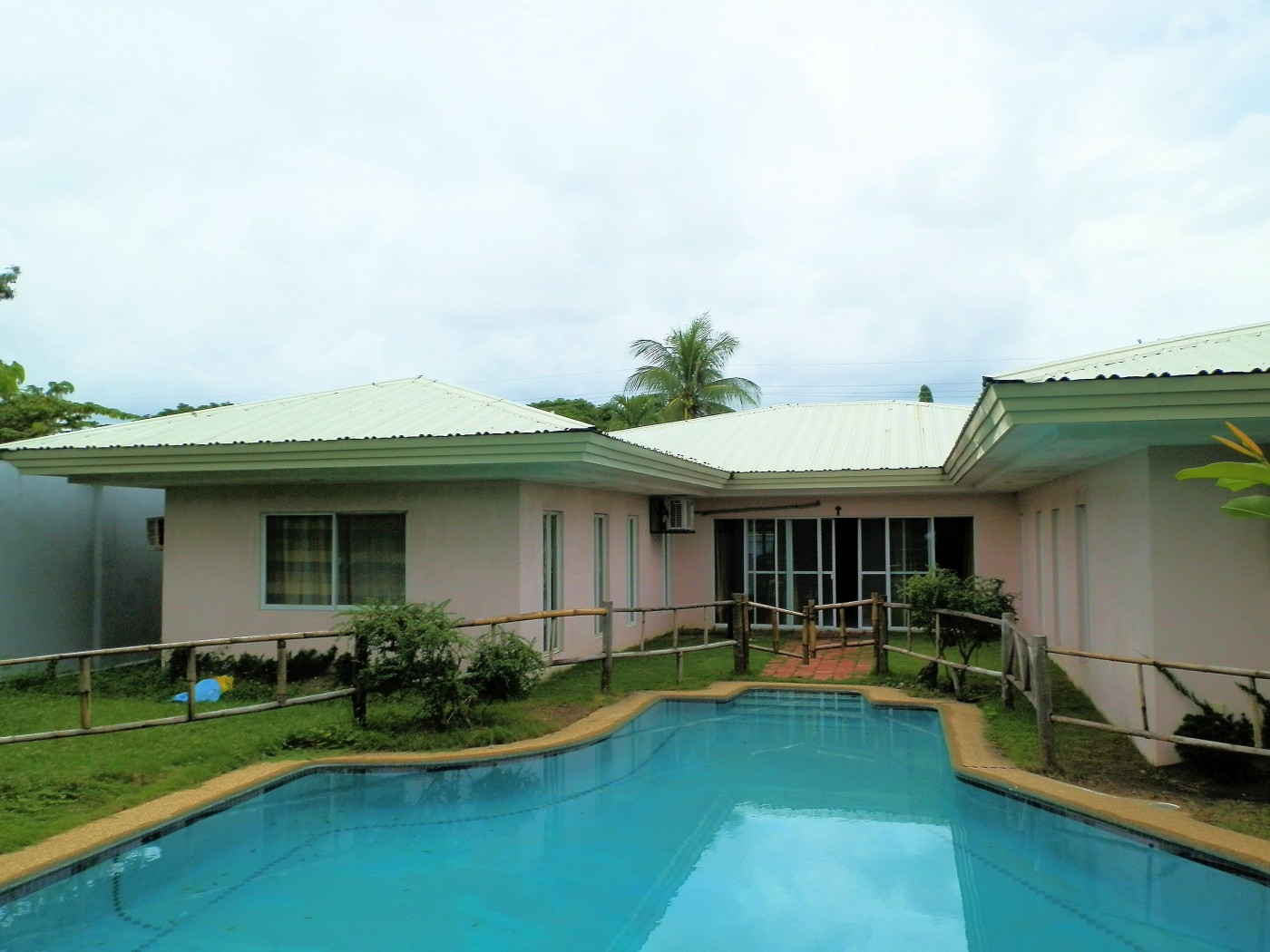 Mabuhaii Molo Haus mit Pool